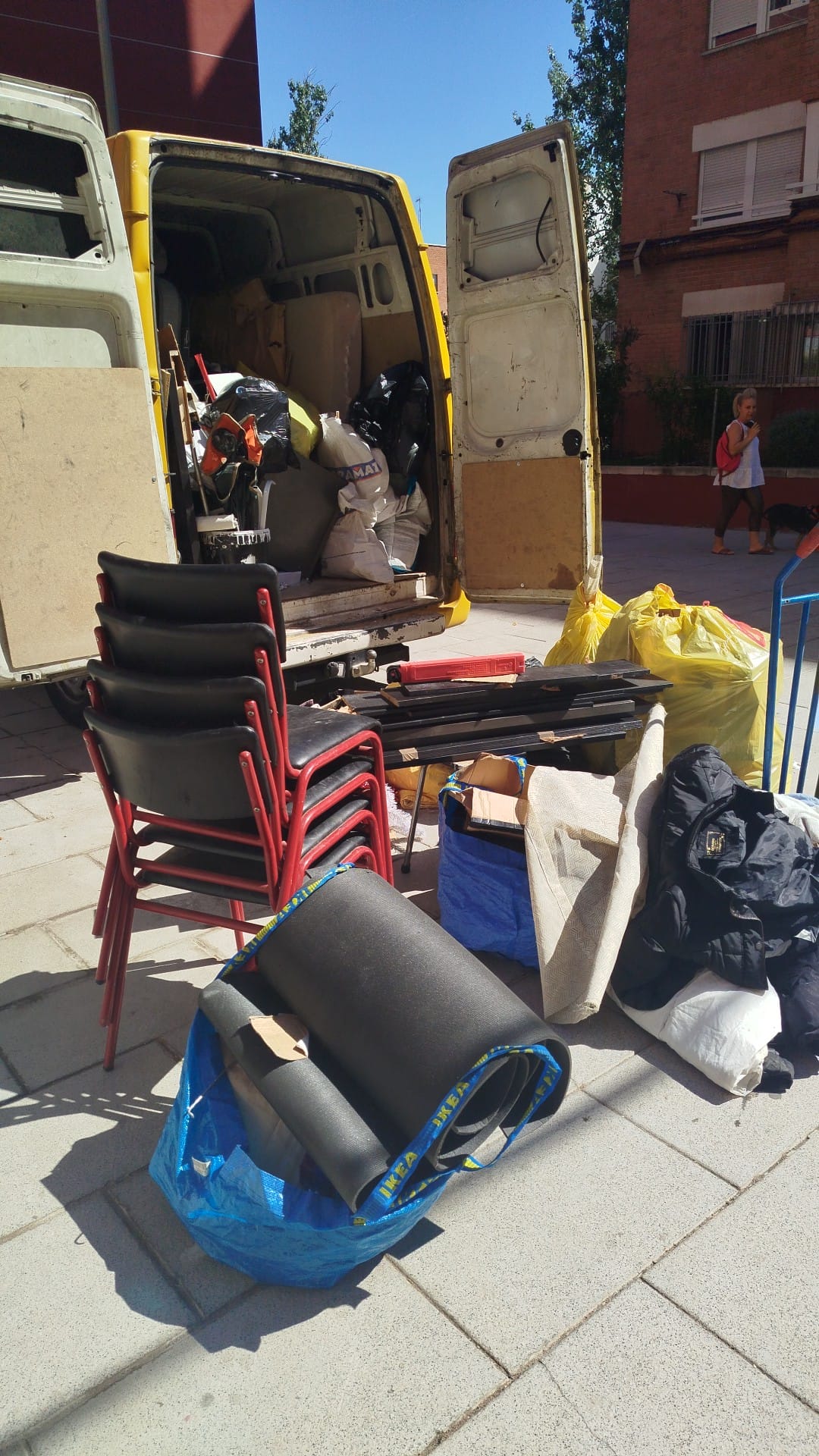 Furgoneta cargada con enseres